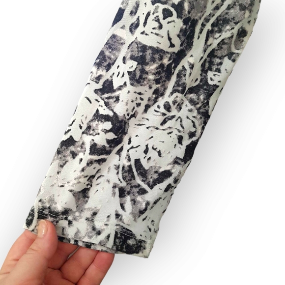 Tribal burnout textured semi sheer rouched side and sleeve v-neck top Size small - Picture 2 of 8